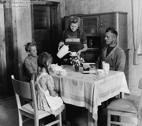Farmer’s Family from Bruchstedt (Sondershausen District) (July 1950)